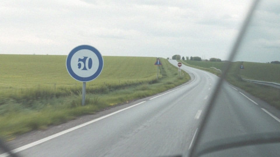 Jak znaki nakazu wpływają na minimalną prędkość pojazdów?