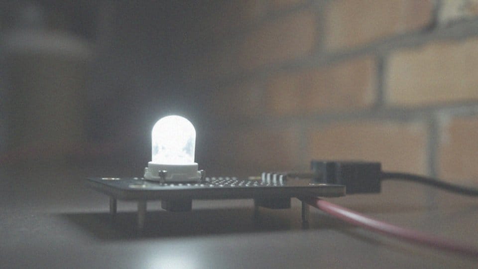 Biała dioda LED napięcie – kluczowe informacje i parametry techniczne